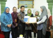 Pj. Sekda Babel Fery Serahkan Santunan Rp50.900.000 dari ASN Peduli