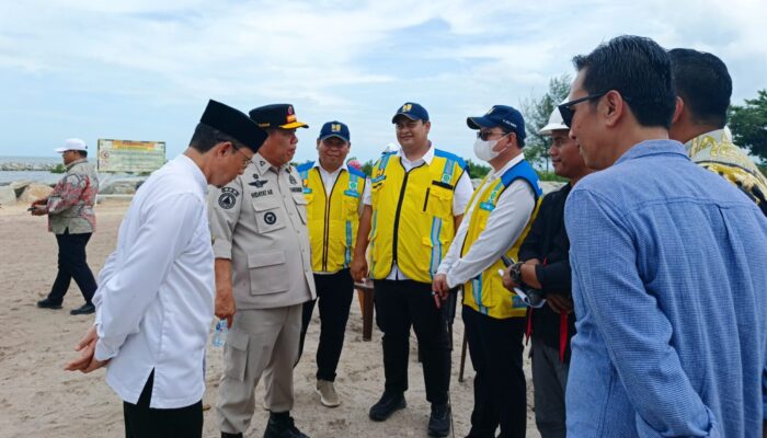 Tinjau Abrasi Pantai Penyak, Gubernur Hidayat Pastikan Pembangunan Talud Berjalan Sesuai Ketentuan