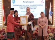 Hari Ibu, Ketua BKOW Babel Noni Hidayat Terima Buket Bunga dari Putra Tercinta