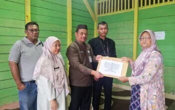 Wakili Gubernur Hidayat, Pj Sekda Fery Antar Langsung Santunan ASN Peduli Babel ke Keluarga Almarhum Sigit