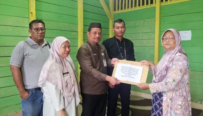 Wakili Gubernur Hidayat, Pj Sekda Fery Antar Langsung Santunan ASN Peduli Babel ke Keluarga Almarhum Sigit