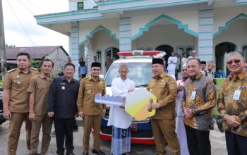 Perkuat Layanan Publik, Gubernur Babel Hidayat Arsani Serahkan Ambulans untuk Warga Desa Kemingking