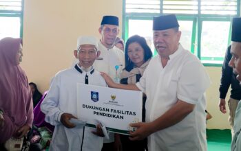 Tebarkan Kebaikan di Bulan Ramadan, Gubernur Hidayat Arsani Salurkan Zakat BAZNAS di Desa Penyamun