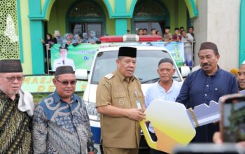 Gubernur Hidayat Arsani Serahkan Bantuan Ambulans untuk Masjid As-Salam Kace