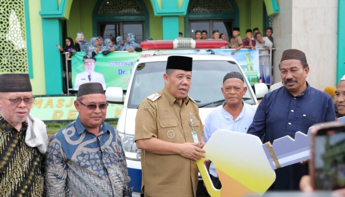 Gubernur Hidayat Arsani Serahkan Bantuan Ambulans untuk Masjid As-Salam Kace