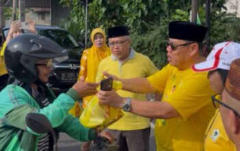 Ketua DPD Golkar Babel Hidayat Arsani Pimpin Aksi Berbagi Takjil untuk Masyarakat