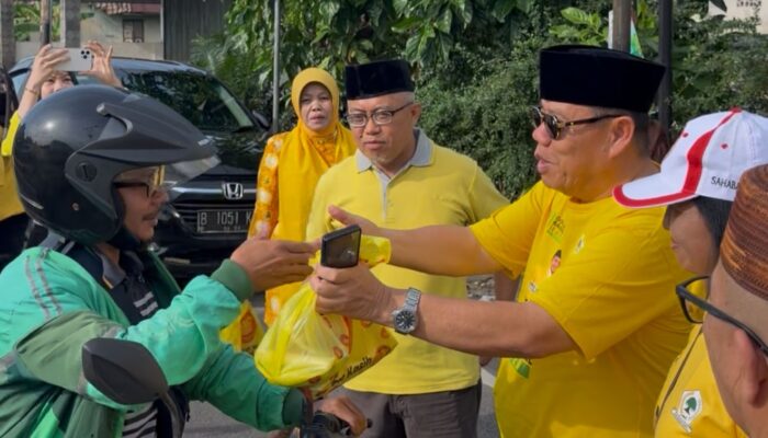 Ketua DPD Golkar Babel Hidayat Arsani Pimpin Aksi Berbagi Takjil untuk Masyarakat