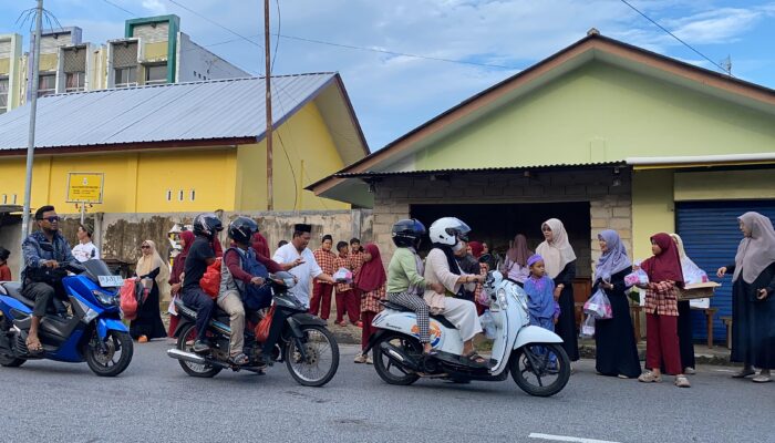 Mumentum Ramdhan SD Negeri 18 Pangkalpinang Berbagi Takjil