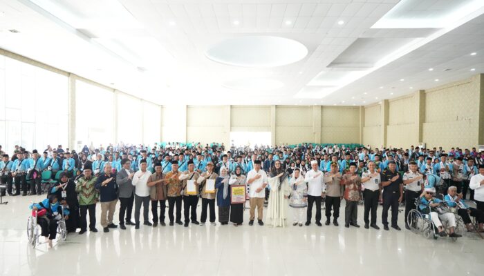 Pelayanan Prima Gubernur Hidayat Arsani Serahkan Dana Hibah untuk Jemaah Haji 2026
