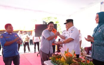 Pasang Life Jacket ke Nelayan, Gubernur Hidayat Arsani Tekankan Budaya Siaga Bencana