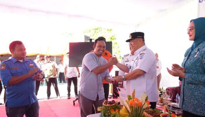 Pasang Life Jacket ke Nelayan, Gubernur Hidayat Arsani Tekankan Budaya Siaga Bencana