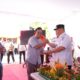 Pasang Life Jacket ke Nelayan, Gubernur Hidayat Arsani Tekankan Budaya Siaga Bencana