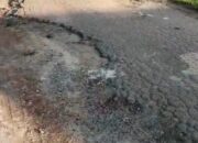 Jalan Bahari Desa Air Seruk Rusak Parah, Warga Keluhkan Akses Sekolah dan Pemukiman Pemerintah diminta serius.