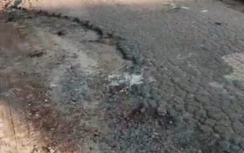 Jalan Bahari Desa Air Seruk Rusak Parah, Warga Keluhkan Akses Sekolah dan Pemukiman Pemerintah diminta serius.