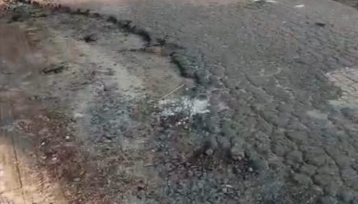 Jalan Bahari Desa Air Seruk Rusak Parah, Warga Keluhkan Akses Sekolah dan Pemukiman Pemerintah diminta serius.