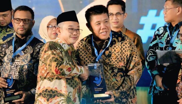 Gubernur Babel Hidayat Arsani Raih Penghargaan Terbaik 1 Validitas Data Pendidikan Nasional