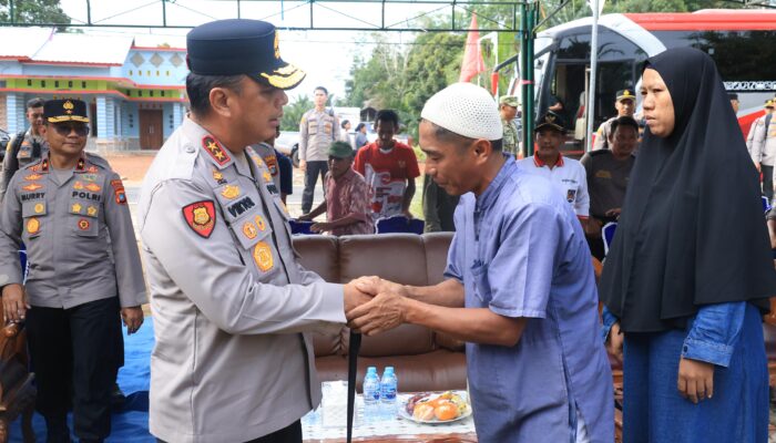 Pasutri Di Beltim Menangis Bahagia Dihadapan Kapolda Babel, Dapat Bedah Rumah Jelang HUT Bhayangkara Ke 80