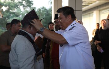 Disambut Topi Setanjak Oleh Gubernur, Mendikdasmen Prof Abdul Mu’ti Tiba di Babel