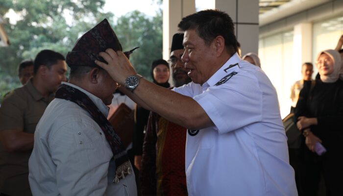Disambut Topi Setanjak Oleh Gubernur, Mendikdasmen Prof Abdul Mu’ti Tiba di Babel