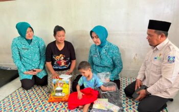 Peringati Hari Anak Nasional, BAZNAS Babel dan TP PKK Noni Hidayat Arsani Salurkan Bantuan untuk Anak yang Sedang Berobat