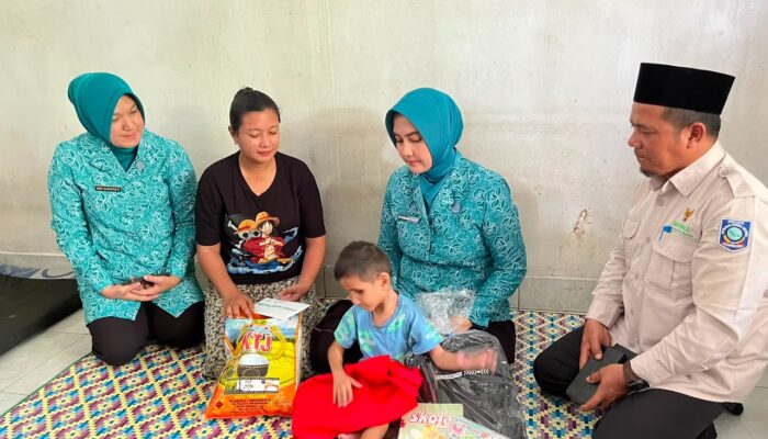 Peringati Hari Anak Nasional, BAZNAS Babel dan TP PKK Noni Hidayat Arsani Salurkan Bantuan untuk Anak yang Sedang Berobat