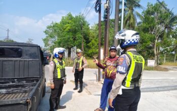Satlantas Polres Belitung Cek Barcode Dan Dokumen Kendaraan Di SPBU Air Merbau
