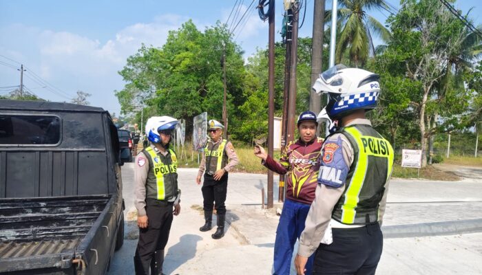 Satlantas Polres Belitung Cek Barcode Dan Dokumen Kendaraan Di SPBU Air Merbau