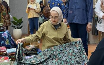 Kenakan Batik Dari Sentra Pinang Sirih Di HBN 2026, Noni Hidayat Ajak Anak Muda Kembangkan Batik Babel