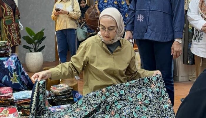 Kenakan Batik Dari Sentra Pinang Sirih Di HBN 2026, Noni Hidayat Ajak Anak Muda Kembangkan Batik Babel