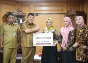Wujud Kepedulian bagi Korban Kebakaran Basel, Gubernur Hidayat Arsani Terima Donasi BPJS Ketenagakerjaan