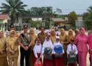 Peduli Pendidikan, Kapolsek Lubuk Besar Dan Bhayangkari Salurkan Bantuan Perlengkapan Sekolah Kepada Siswa SDN 8