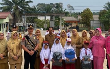 Peduli Pendidikan, Kapolsek Lubuk Besar Dan Bhayangkari Salurkan Bantuan Perlengkapan Sekolah Kepada Siswa SDN 8