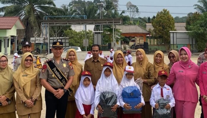 Peduli Pendidikan, Kapolsek Lubuk Besar Dan Bhayangkari Salurkan Bantuan Perlengkapan Sekolah Kepada Siswa SDN 8
